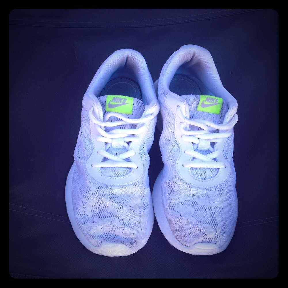 Nike Women's Tanjun ENG Casual Sneakers